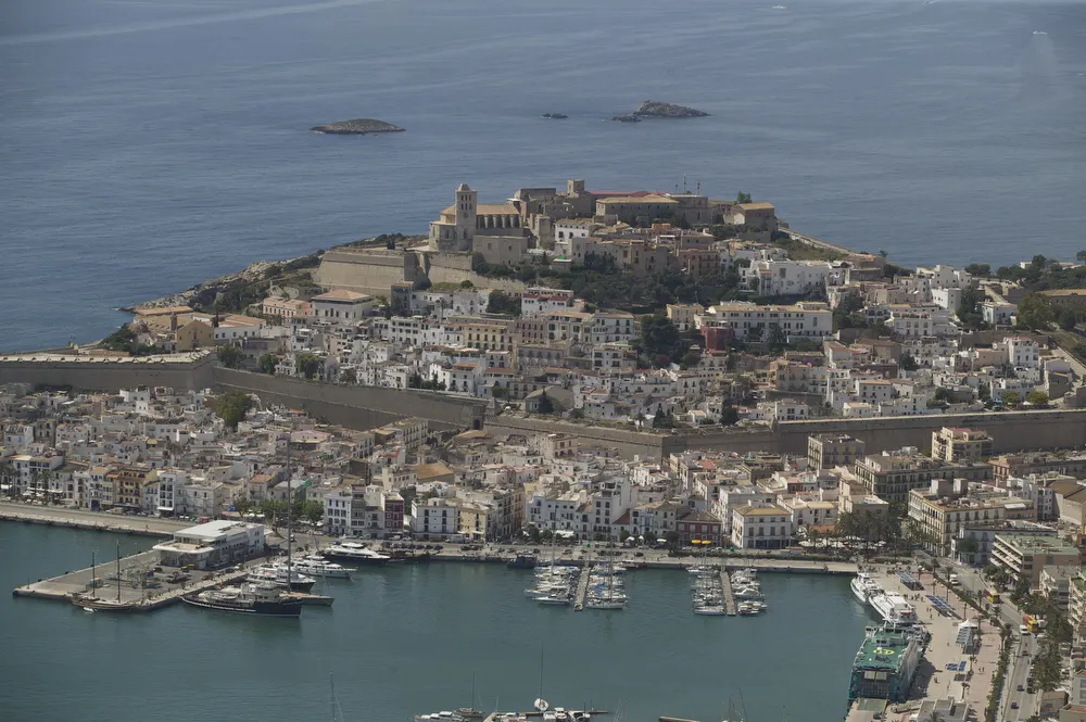 Ibiza: vista de la ciudad y principales lugares que ver