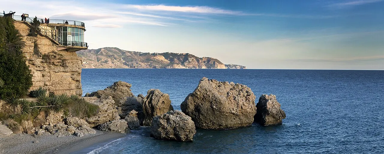 Nerja: vista de la ciudad y principales lugares que ver