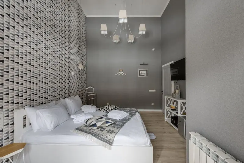 Habitación de hotel luminosa y cuidada
