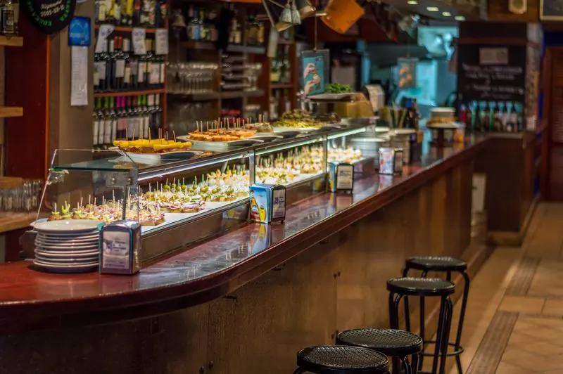 Barra de pinchos de un bar español