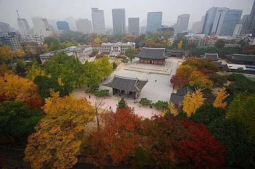Deoksugung Palace — Chamberikore (Public domain) Deoksugung Palace