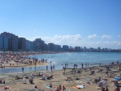 Strand van San Lorenzo — Jorgechp (CC BY-SA 3.0) Strand van San Lorenzo