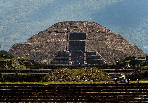 Montgolfière à Teotihuacán — Ralf Roletschek (GFDL 1.2) Montgolfière à Teotihuacán