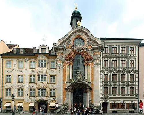 Iglesia de los Asam (Asamkirche) — Wikiolo, derivative work Lämpel (CC BY-SA 4.0) Iglesia de los Asam (Asamkirche)