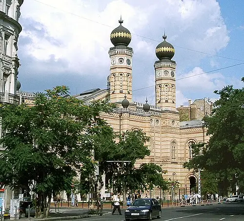 Dohány Street Great Synagogue — The original uploader was OsvátA at Hungarian Wikipedia. (CC BY-SA 3.0) Dohány Street Great Synagogue
