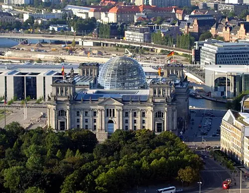Cúpula del Reichstag — Michael J. Zirbes (Public domain) Cúpula del Reichstag