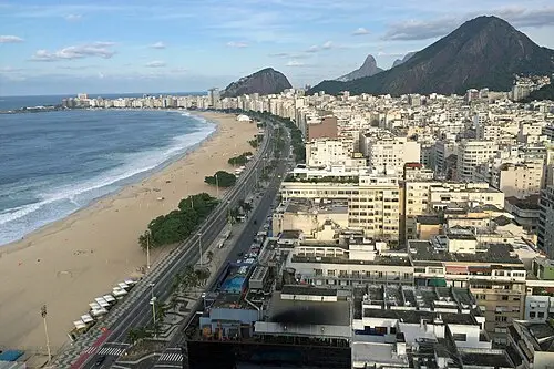 Playa de Copacabana — Mariordo (Mario Roberto Durán Ortiz) (CC BY-SA 4.0) Playa de Copacabana