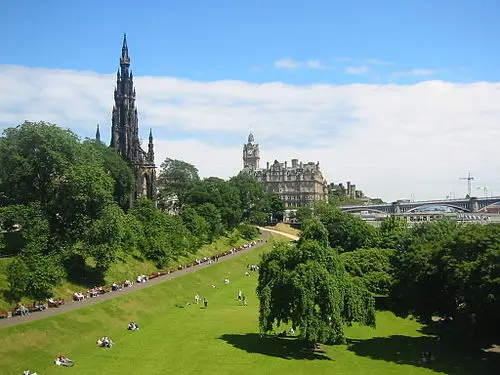 Princes Street Gardens — No machine-readable author provided. Ulayiti assumed (based on copyright claims). (CC BY-SA 3.0) Princes Street Gardens
