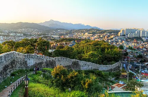Seoul City Wall (Naksan) — KO BYUNGSUK (CC BY-SA 4.0) Seoul City Wall (Naksan)