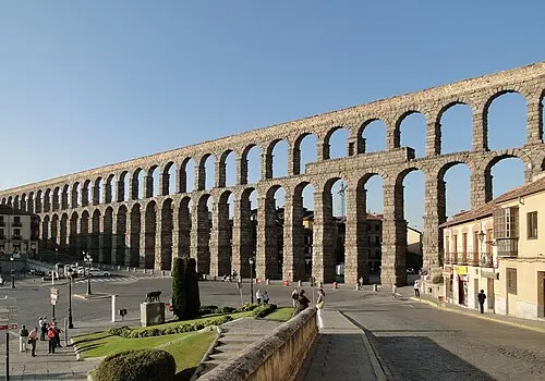 Aqueduc romain — Bernard Gagnon (CC BY-SA 3.0) Aqueduc romain