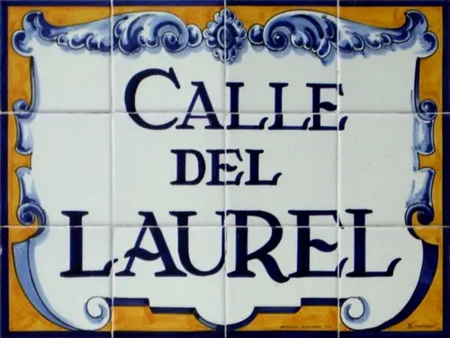 Rota de tapas pela Calle Laurel — (photo) Jynus. (panel) Signed by "Artesanía Talaverana S.A." (Public domain) Rota de tapas pela Calle Laurel