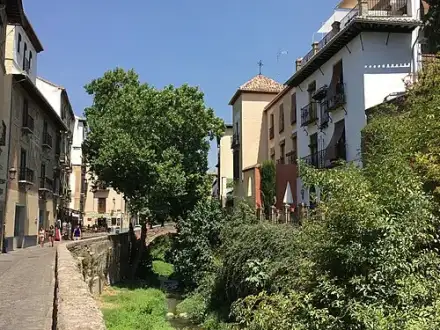 Carrera del Darro e Paseo de los Tristes — Heparina1985 (CC BY-SA 4.0) Carrera del Darro e Paseo de los Tristes