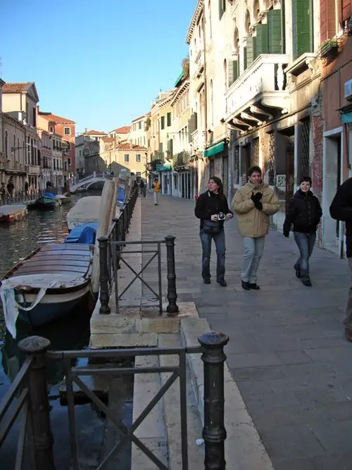 Spaziergang entlang der Fondamenta della Misericordia — Grigio60 (Public domain) Spaziergang entlang der Fondamenta della Misericordia