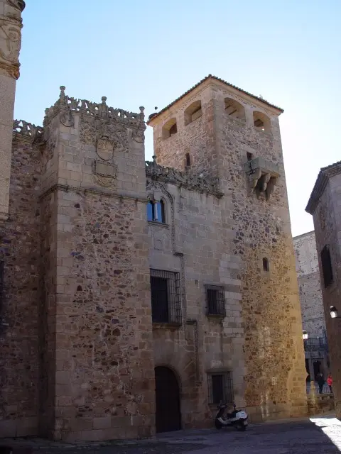 Palacio de los Golfines de Abajo — Wikimedia Commons (CC BY-SA 2.5) Palacio de los Golfines de Abajo