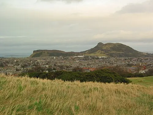 Arthur's Seat — No machine-readable author provided. BesigedB~commonswiki assumed (based on copyright claims). (CC BY-SA 3.0) Arthur's Seat