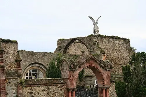 Cementerio de Comillas — Robles Aurora (CC BY-SA 3.0 es) Cementerio de Comillas