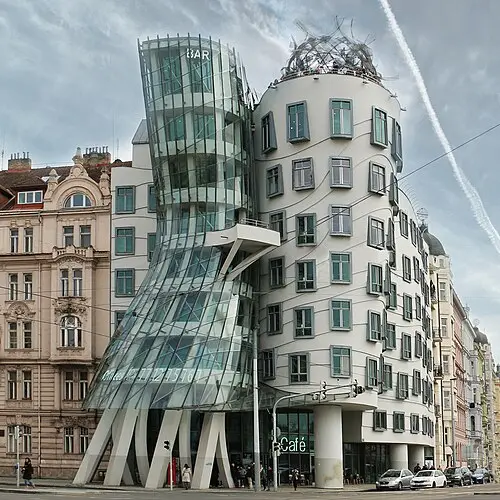 Dancing House — Danny Alexander Lettkemann, Architekt (CC BY-SA 4.0) Dancing House