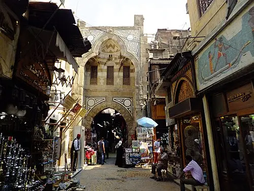 Bazar di Khan el-Khalili — Casual Builder (CC BY-SA 3.0) Bazar di Khan el-Khalili