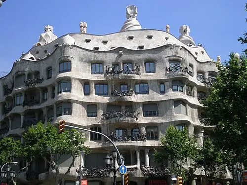 Passeig de Gràcia und La Pedrera — Jaume Meneses (CC BY-SA 2.0) Passeig de Gràcia und La Pedrera
