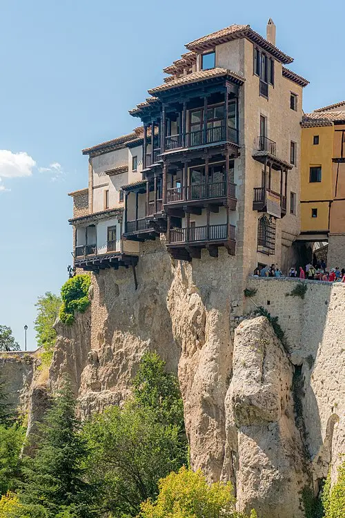 Hanging Houses — Fernando (CC BY-SA 4.0) Hanging Houses