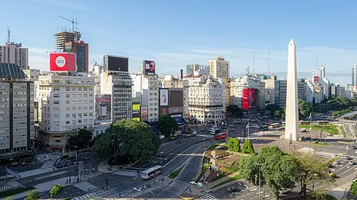 O Obelisco e a Avenida 9 de Julio — Fernando (CC BY-SA 4.0) O Obelisco e a Avenida 9 de Julio