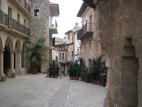 Pueblo Español — Rafael Ortega Díaz (CC BY-SA 3.0) Pueblo Español