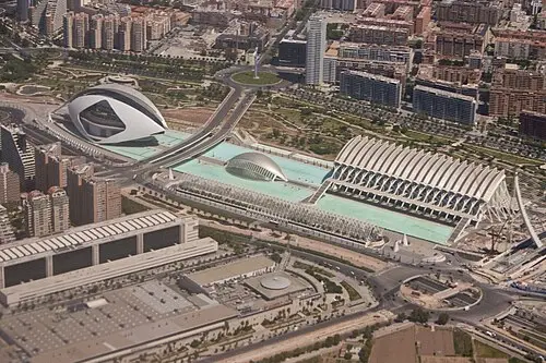 Cidade das Artes e das Ciências — Photograph by Mike Lowe of the architecture of Santiago Calatrava in collaboration with Félix Candela (Public domain) Cidade das Artes e das Ciências
