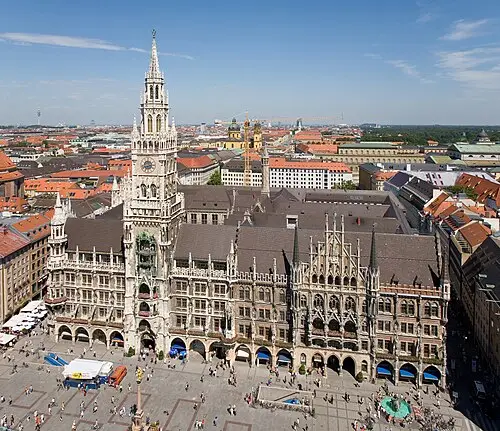 Marienplatz y Nuevo Ayuntamiento — Diliff (CC BY-SA 3.0) Marienplatz y Nuevo Ayuntamiento