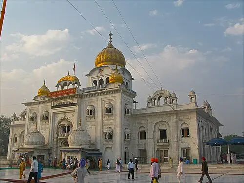 Gurdwara Bangla Sahib — Ken Wieland from Philadelphia, USA (CC BY-SA 2.0) Gurdwara Bangla Sahib