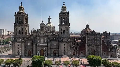 Zócalo et Cathédrale métropolitaine — ProtoplasmaKid (CC BY-SA 4.0) Zócalo et Cathédrale métropolitaine
