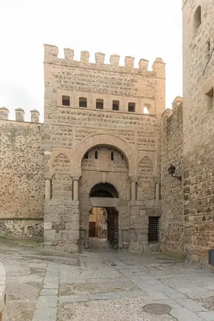 Puerta de Bisagra — Fernando (CC BY-SA 4.0) Puerta de Bisagra