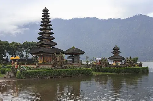 Ulun Danu Beratan-tempel — CEphoto, Uwe Aranas (CC BY-SA 3.0) Ulun Danu Beratan-tempel