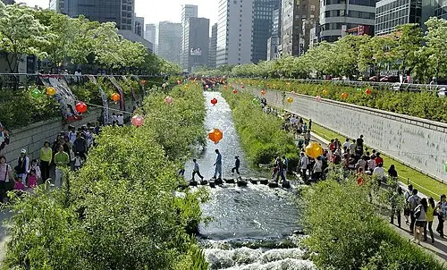 Cheonggyecheon Stream — stari4ek (CC BY-SA 2.0) Cheonggyecheon Stream
