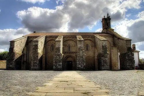 Collegiata di Santa María de Sar — Javier Pais (CC BY 2.0) Collegiata di Santa María de Sar