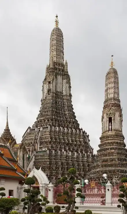 Templo Wat Arun — Diego Delso (CC BY-SA 3.0) Templo Wat Arun