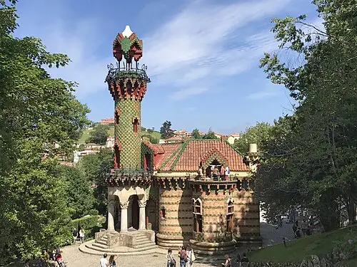 El Capricho de Gaudí — Triplecaña (CC BY-SA 4.0) El Capricho de Gaudí