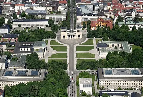 Königsplatz — Carsten Steger (CC BY-SA 4.0) Königsplatz