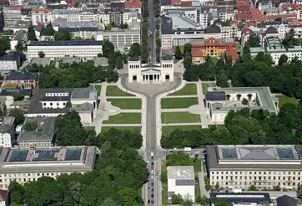 Königsplatz — Carsten Steger (CC BY-SA 4.0) Königsplatz