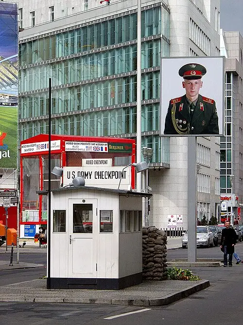 Checkpoint Charlie — Raimond Spekking (CC BY-SA 4.0) Checkpoint Charlie