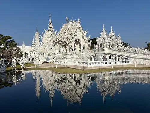 Chiang Rai: Templo Blanco, Templo Azul y Casa Negra — Chainwit. (CC BY 4.0) Chiang Rai: Templo Blanco, Templo Azul y Casa Negra