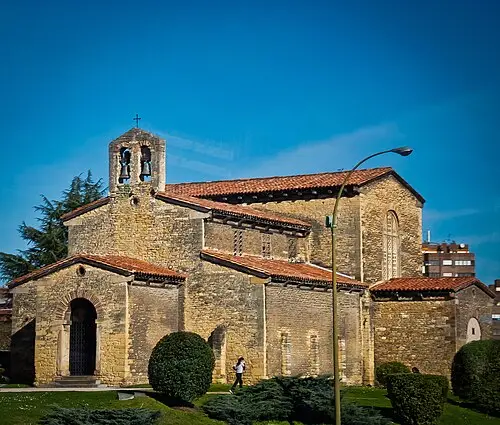San Julián de los Prados (Santullano) — D.Rovchak (CC BY-SA 4.0) San Julián de los Prados (Santullano)