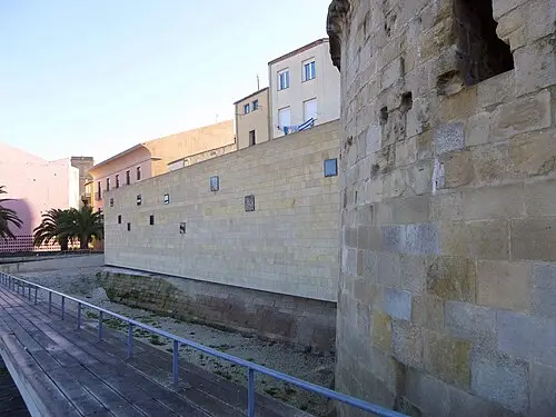 Cubo del Revellín e muralha