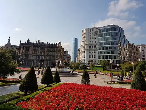 Plaza Moyúa y Gran Vía — Xabier (CC BY-SA 4.0) Plaza Moyúa y Gran Vía