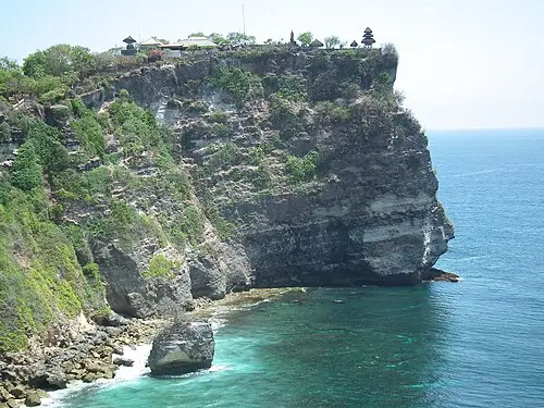 Uluwatu-tempel — GeoffClarke (CC BY-SA 3.0) Uluwatu-tempel