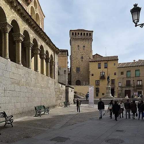 Plaza de San Martín — Jl FilpoC (CC BY-SA 4.0) Plaza de San Martín