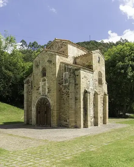 San Miguel de Lillo — Fernando (CC BY-SA 4.0) San Miguel de Lillo