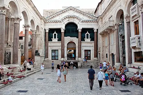 Diokletianpalast — Ballota (CC BY-SA 3.0) Diokletianpalast