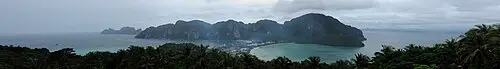 Mirador de Phi Phi Don — Ssuri (CC BY-SA 3.0) Mirador de Phi Phi Don