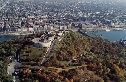 Gellért Hill — Civertan Grafikai Stúdió (CC BY-SA 2.5) Gellért Hill