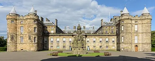 Palais de Holyroodhouse — XtoF (CC BY-SA 4.0) Palais de Holyroodhouse